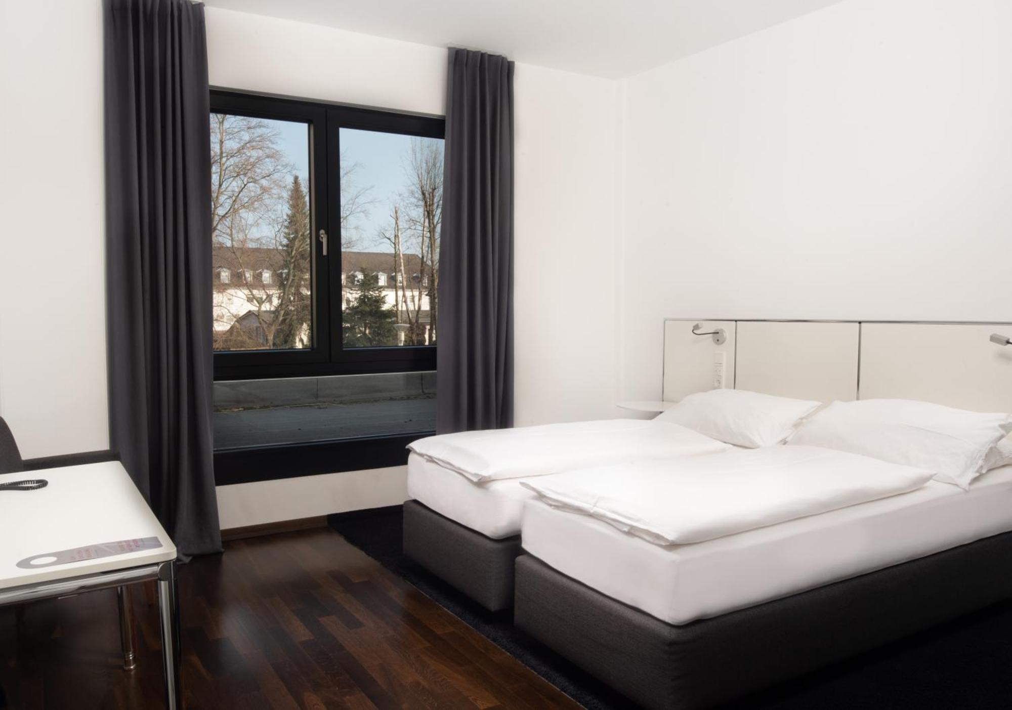 &repeat Airport Hotel